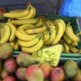 Les mangues et bananes arrivées par avion en Suisse devraient être obligatoirement déclarées comme tel sur les étiquettes (archives). KEYSTONE/MARTIAL TREZZINI